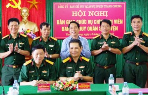 Hội nghị bàn giao chức vụ Chính trị viên diễn ra vui vẻ và đúng nguyên tắc.