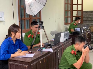 Công an xã Thanh Lĩnh đến nhà, tận tình đón người già, người tàn tật, ốm, yếu…đi làm CCCD