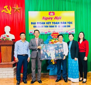 Đại biểu tặng quà