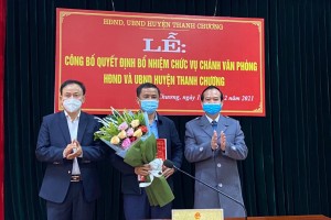 Thanh Chương: Công bố Quyết định bổ nhiệm chức danh Chánh văn phòng HĐND, UBND huyện