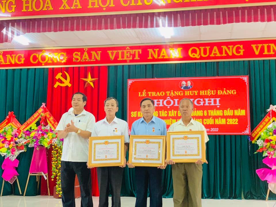 đc Hồng trao huy hiệu đảng ảnh đẹp