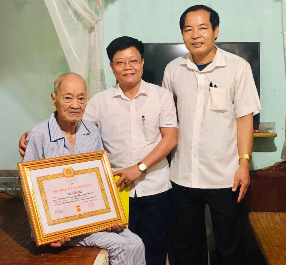 thành trao huy hiệu đảng 70 năm