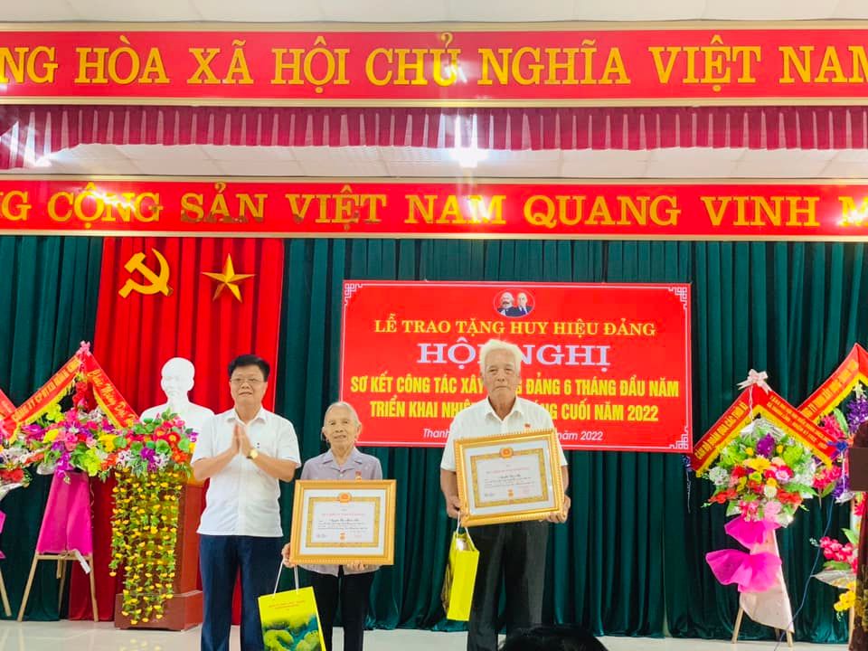 thành trao huy hiệu đảng