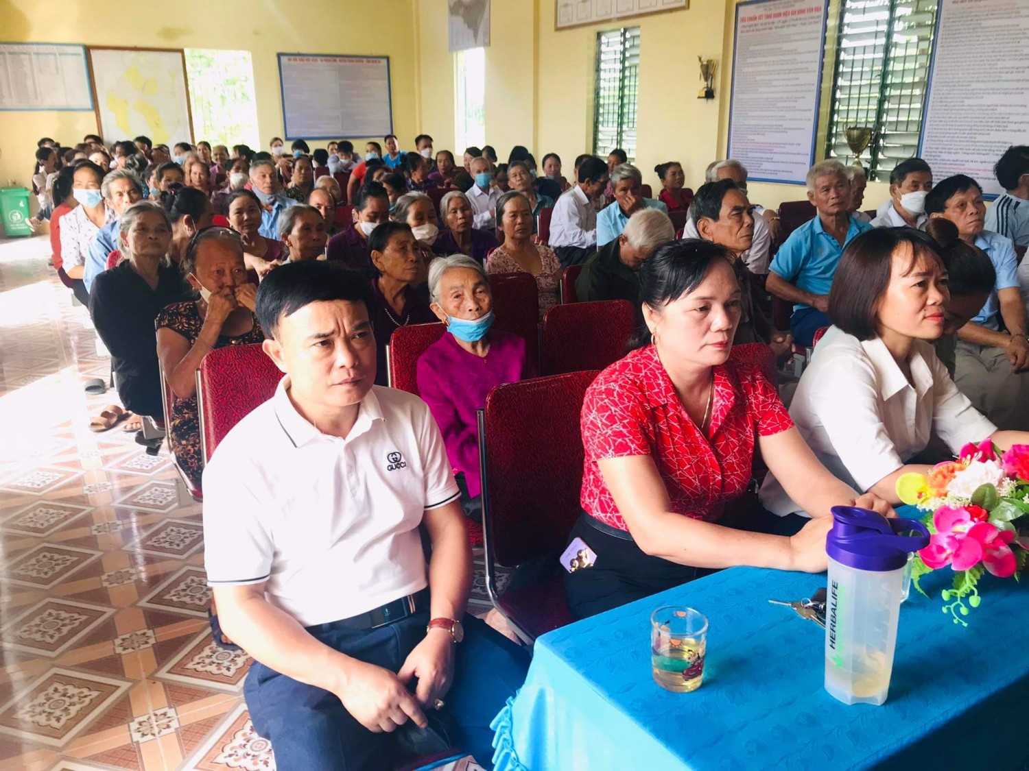 thủy hồng lãnh đạo dự