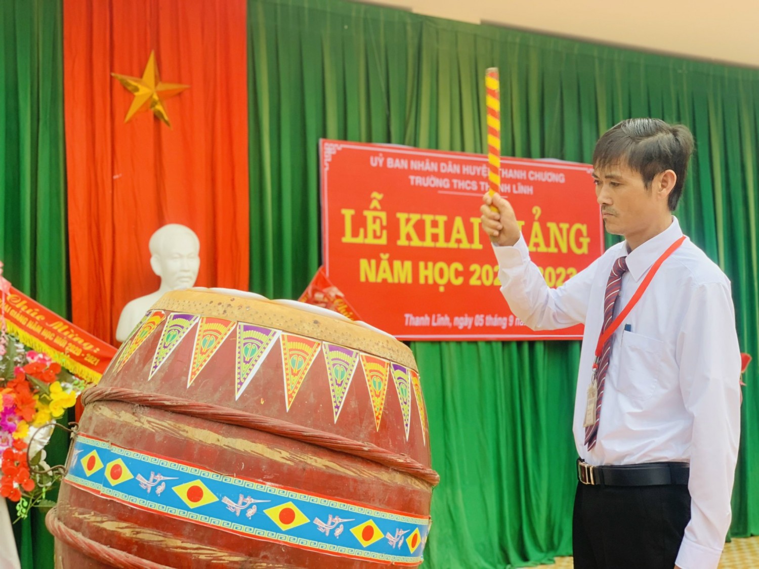 hieu trưởng thcs đánh trong kg