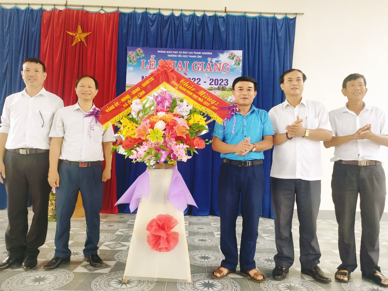lanh đạo tặng hoa c1