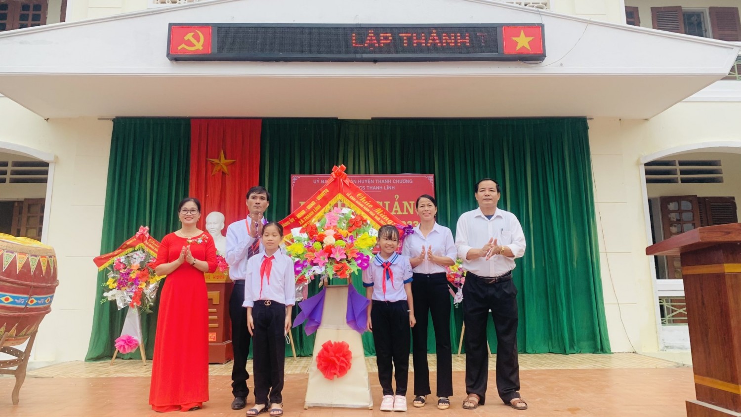 lanh đạo tặng hoa thcs
