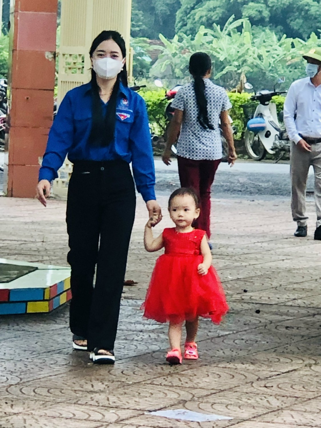 mẹ con đến trường