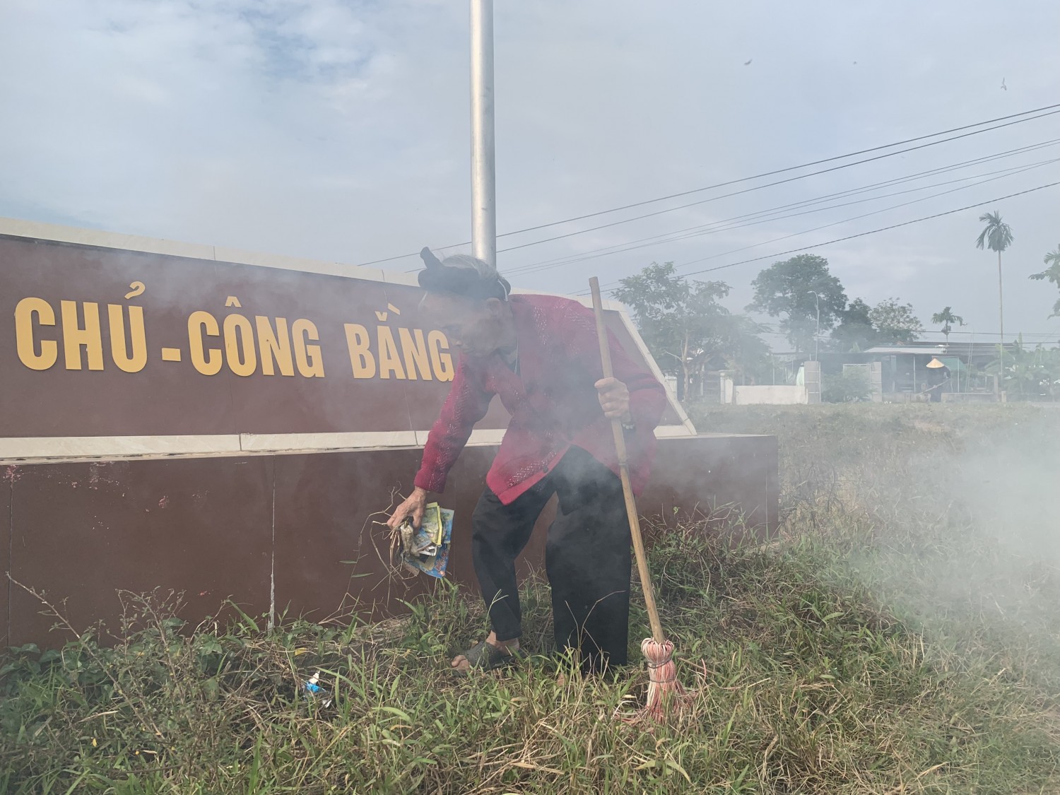 ảnh cụ bà vệ sinh
