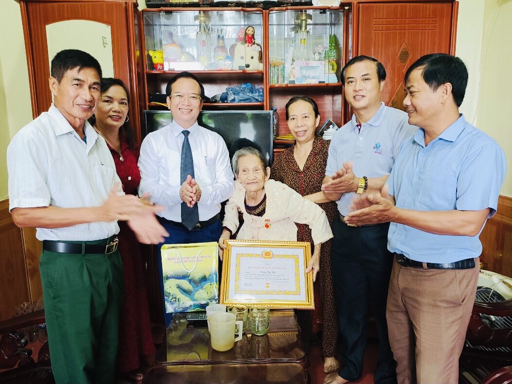 bà thế