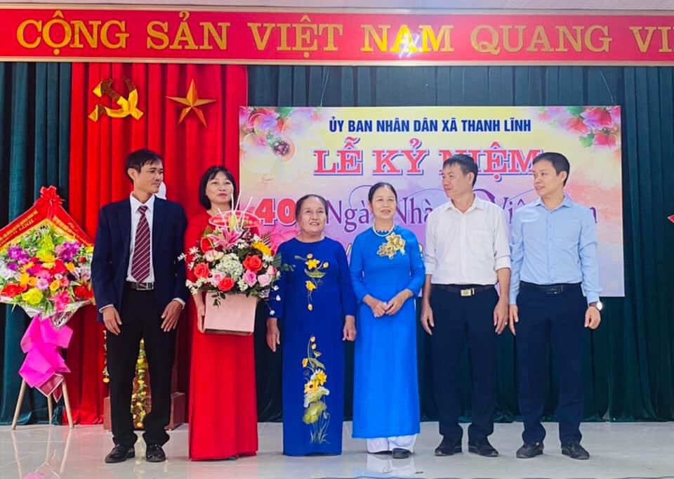 nguyên cô giáo 17 năm về tặng quà