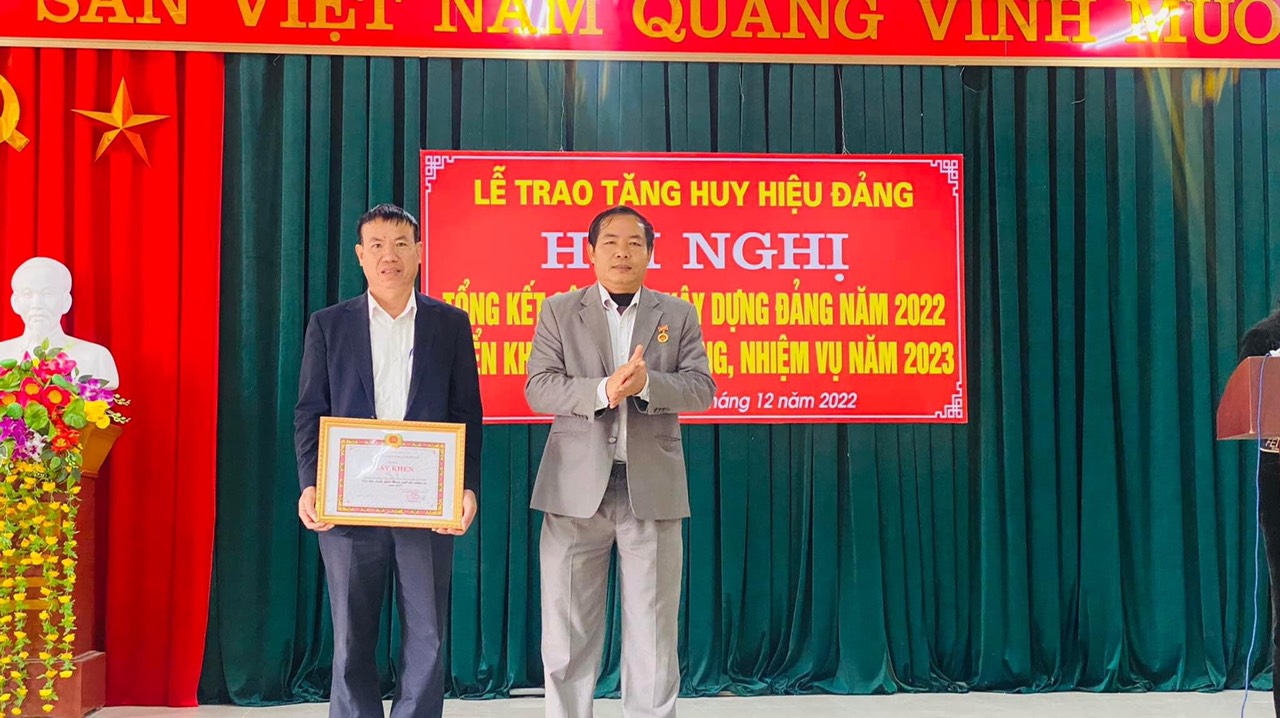 tang giay khen tap the 1