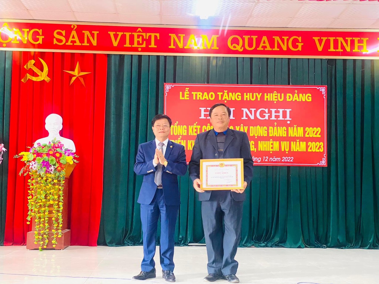 tặng giay khen tap the