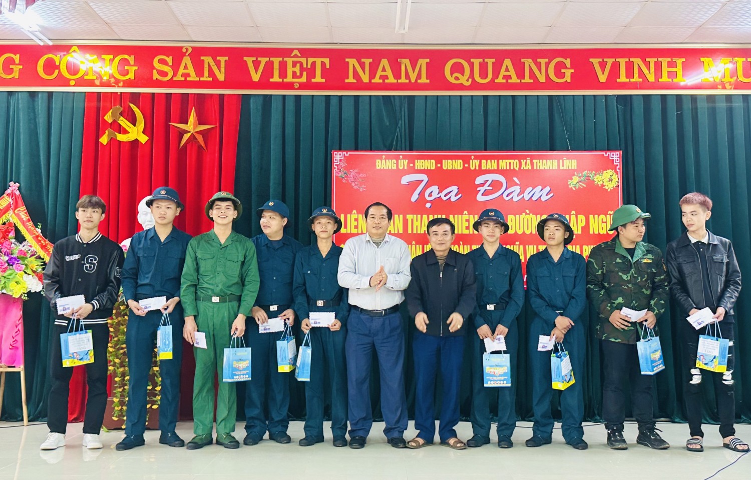 anh hòng tặng quà qs