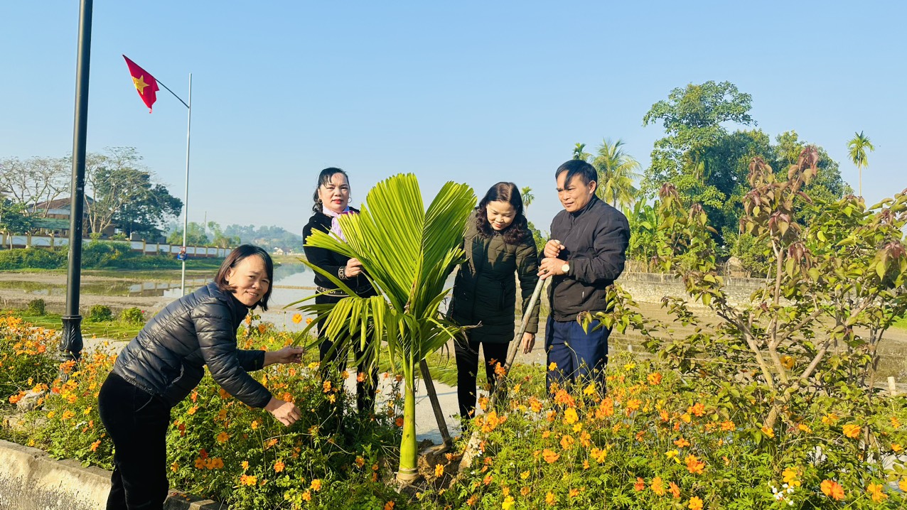 bà hân trồng cây