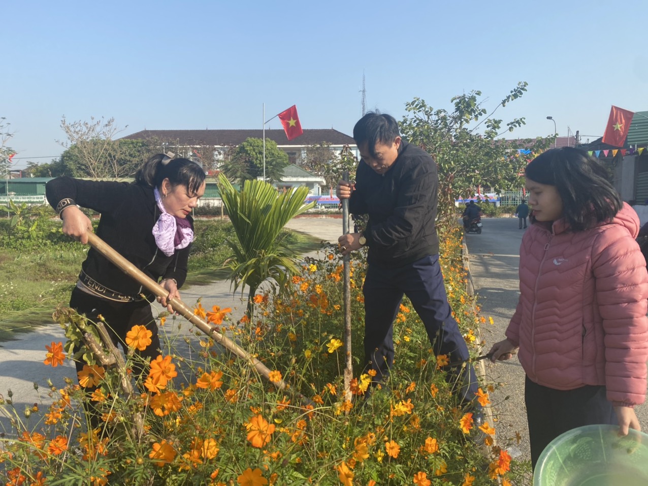 cán bộ trồng cây