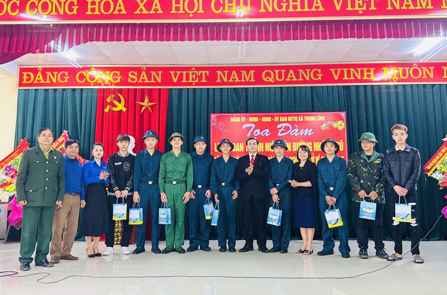 đoàn thể tặng quà