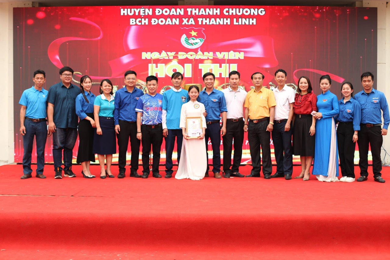 ảnh trao giải 2