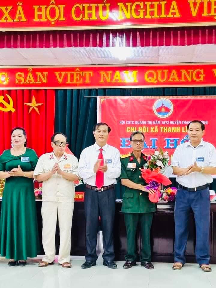 lãnh đạo xã tặng hoa