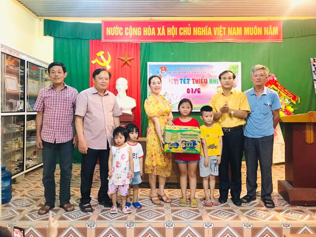thuỷ hồng trao quà