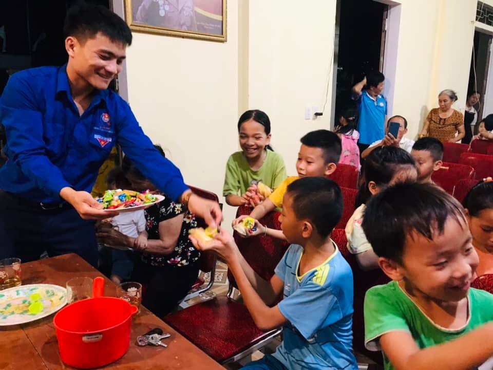 thuỷ hồng trao quà1