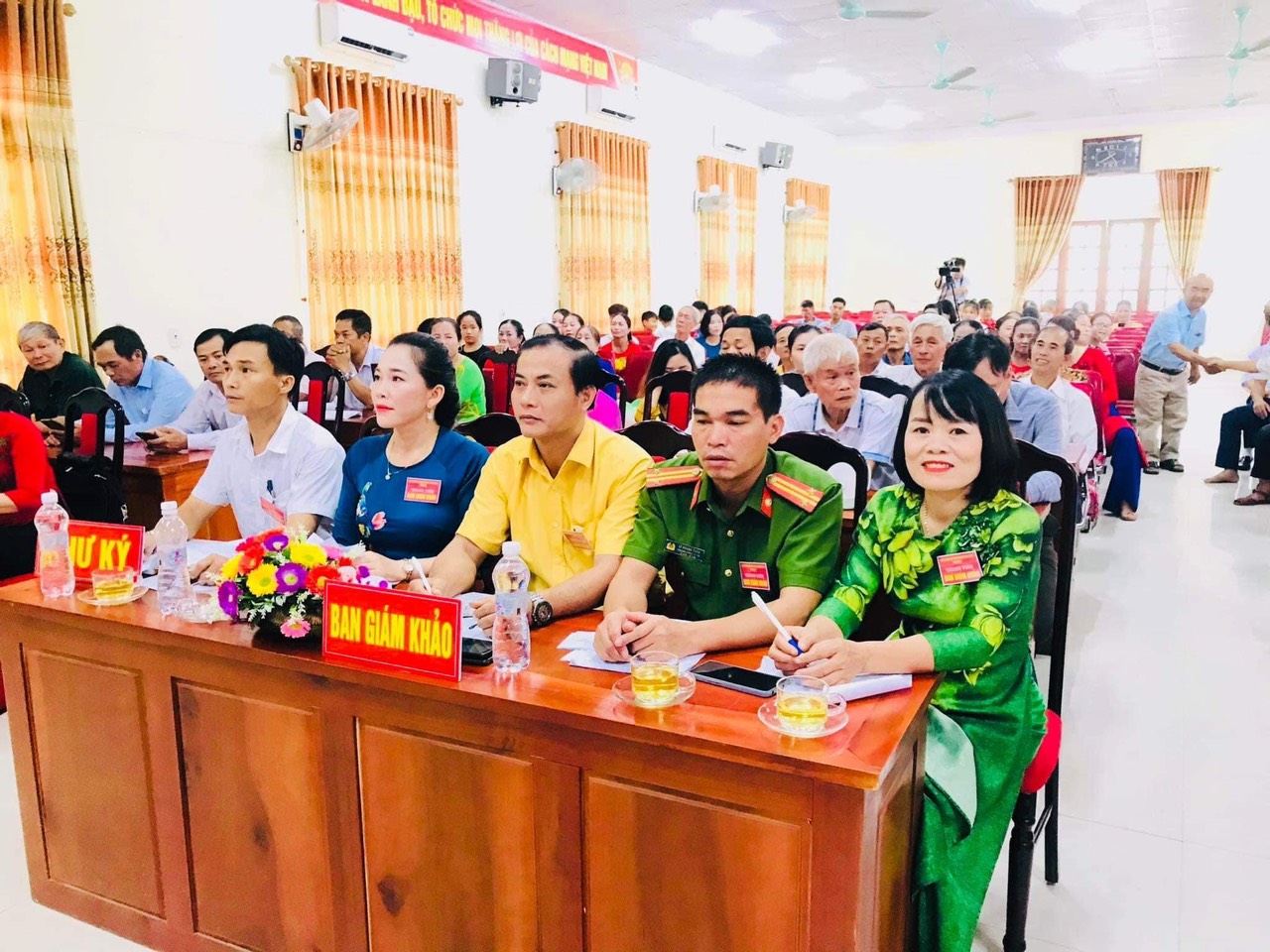 ban giám khảo