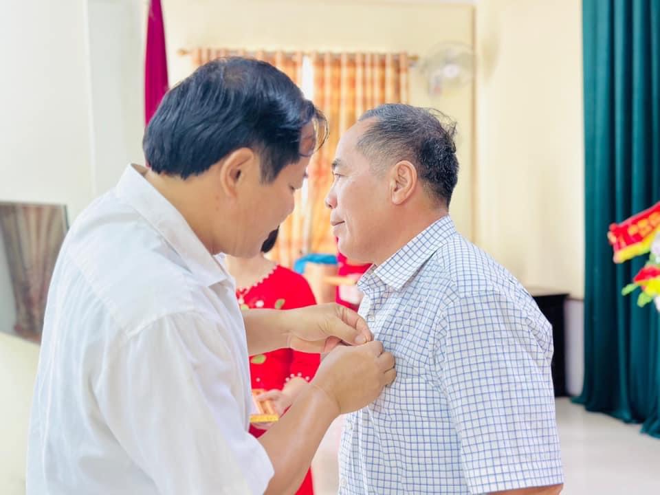 A hồng trao tặng huy hiệu đảng