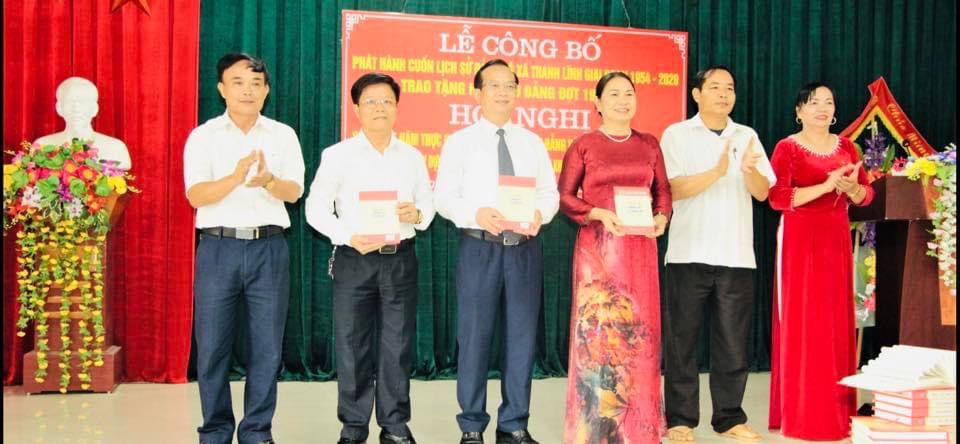 anh Hồng tặng sách cho đại biểu