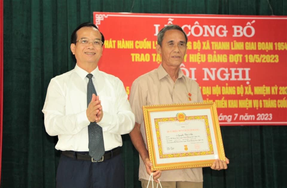 anh Quế trao tặng huy hiệu Đảng
