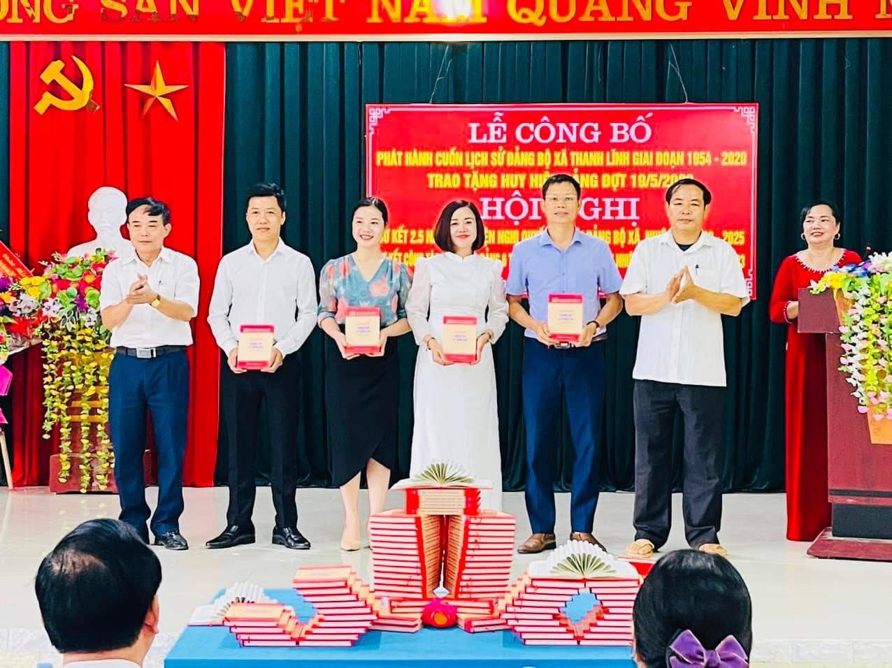 tặng sách đại biểu 1