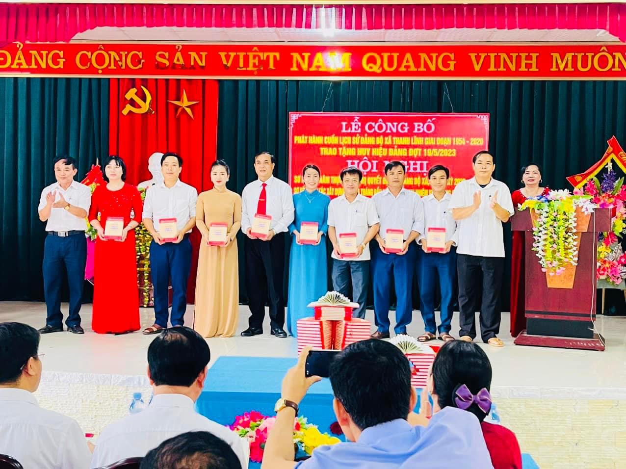 Tặng sách đại biểu 2