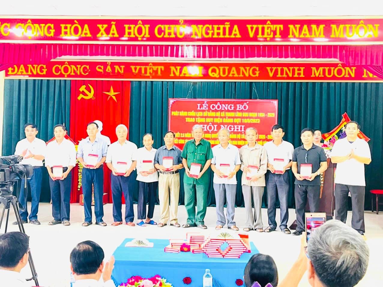 tặng sách đại biểu 3