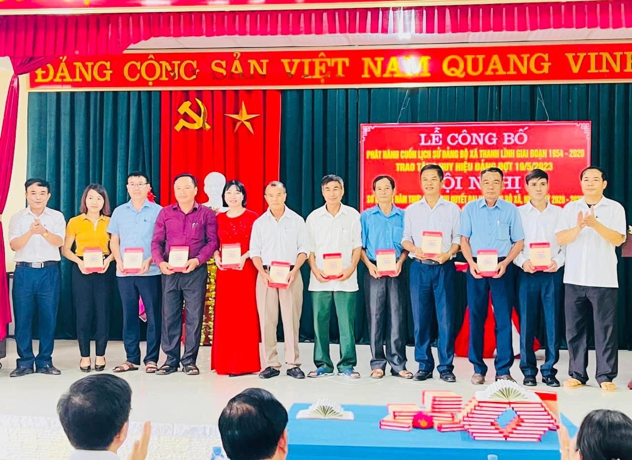 tặng sách đại biểu 4