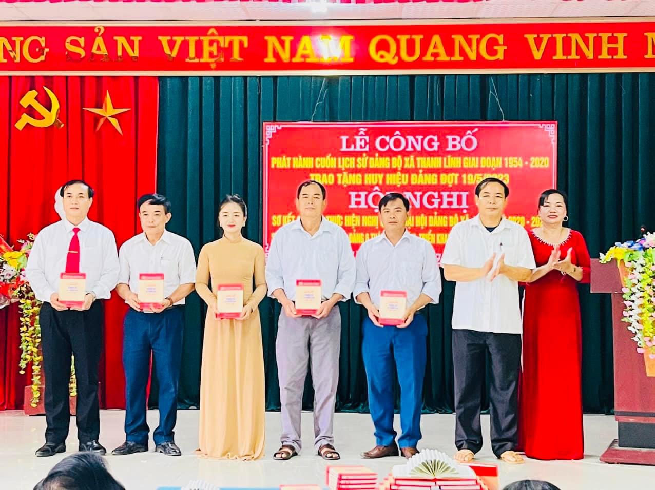 tặng sách đoàn thể