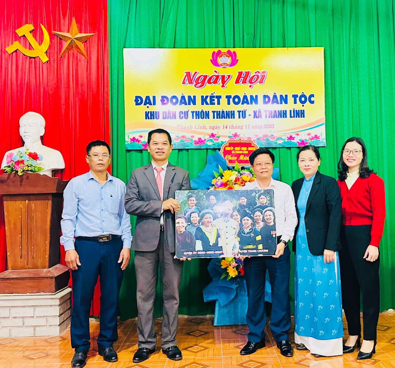 Đại biểu tặng quà