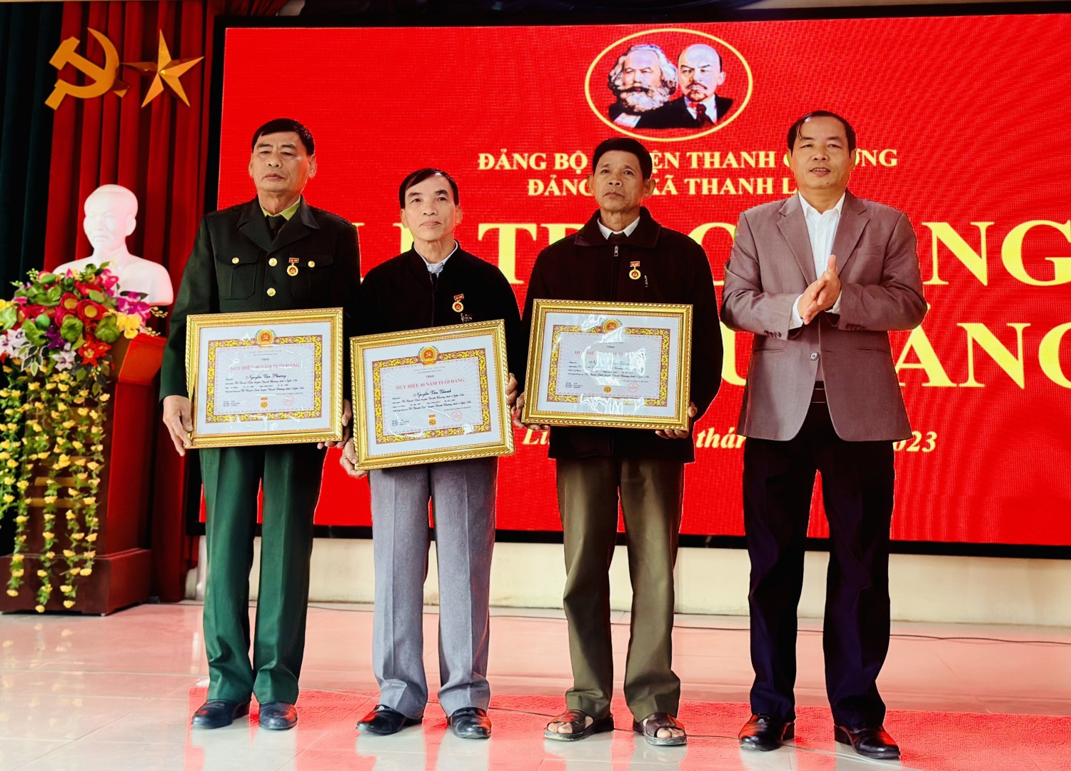 anh hồng trao