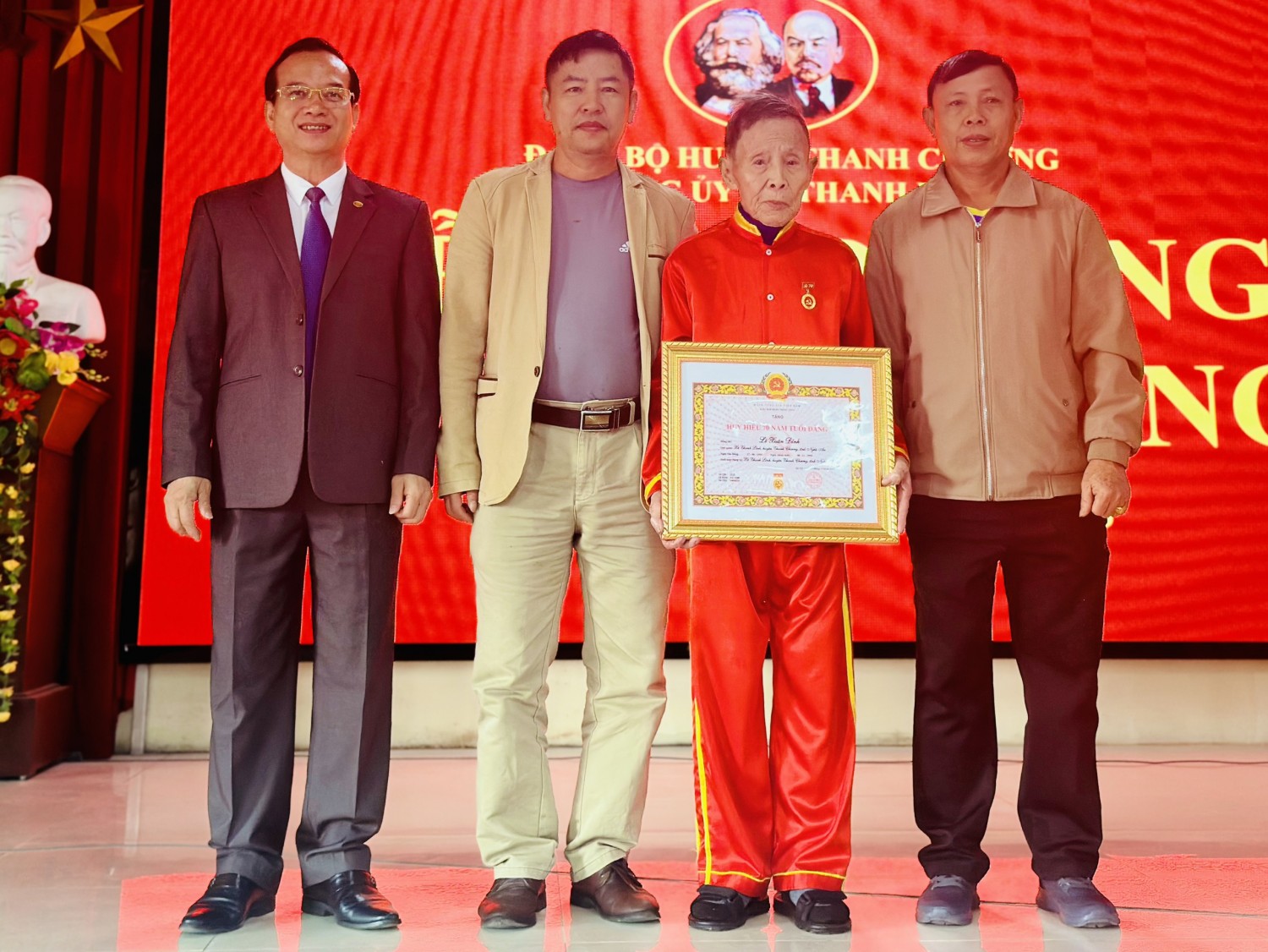 anh quế cùng đảng viên