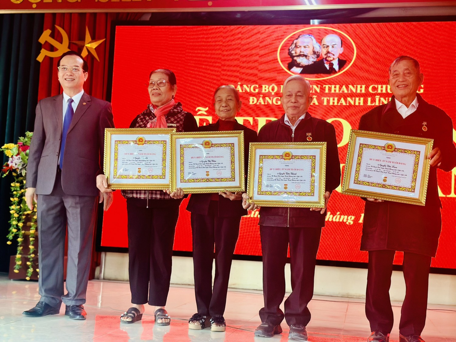 anh quế trao