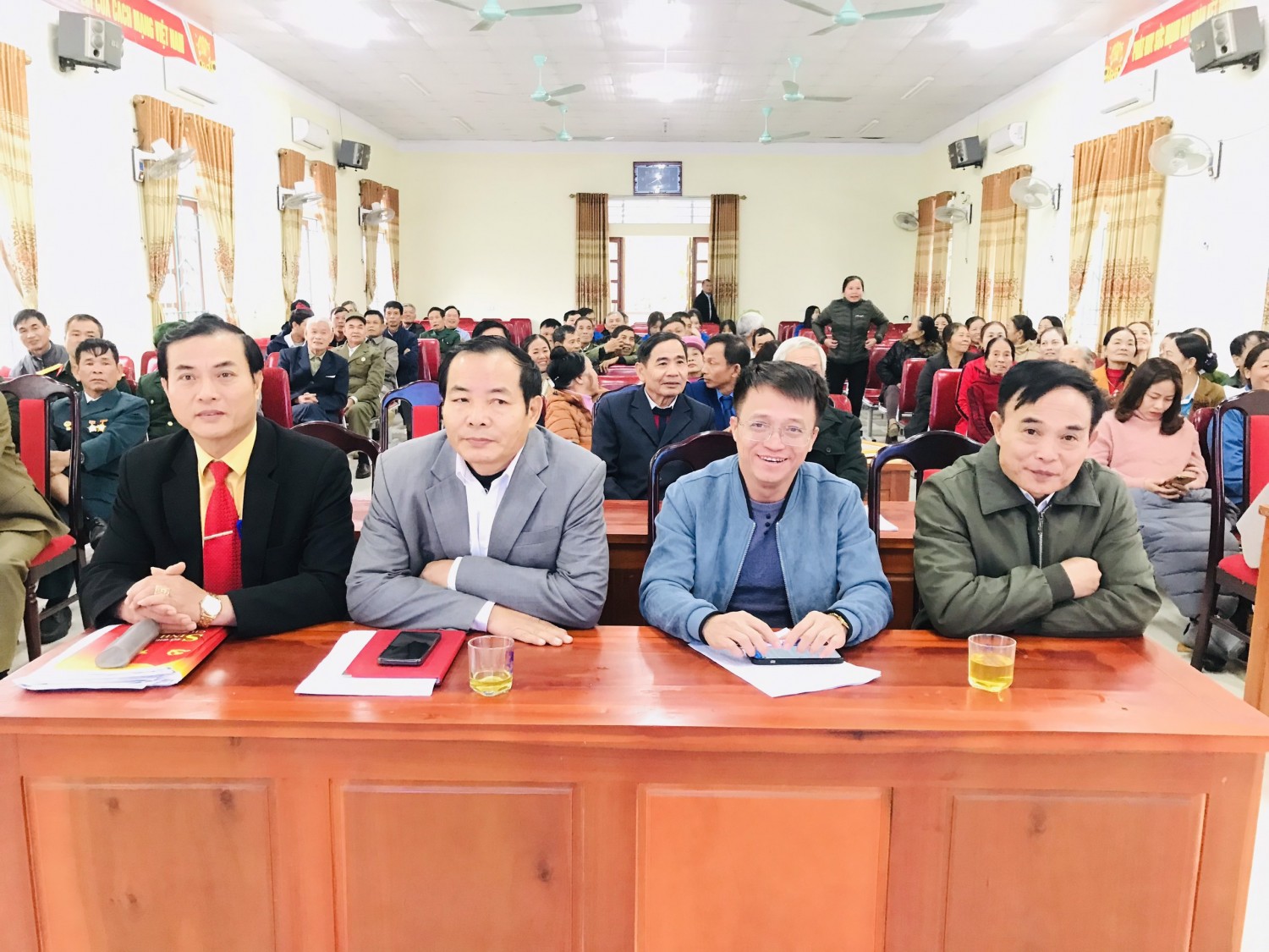 đại biểu1