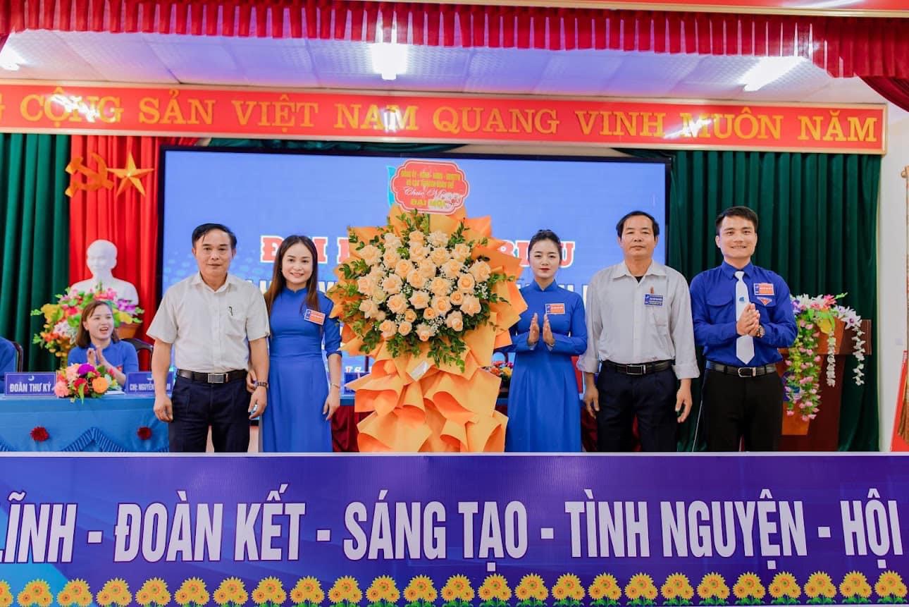 Lãnh đạo tặng hoa