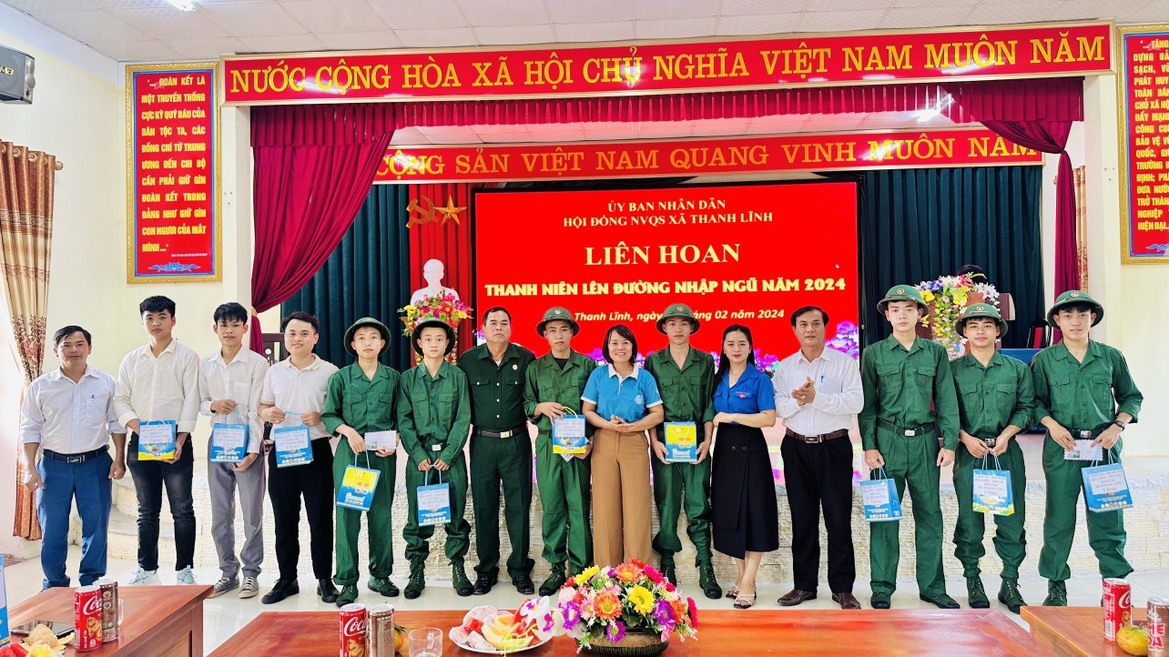 đoàn thể tặng quà