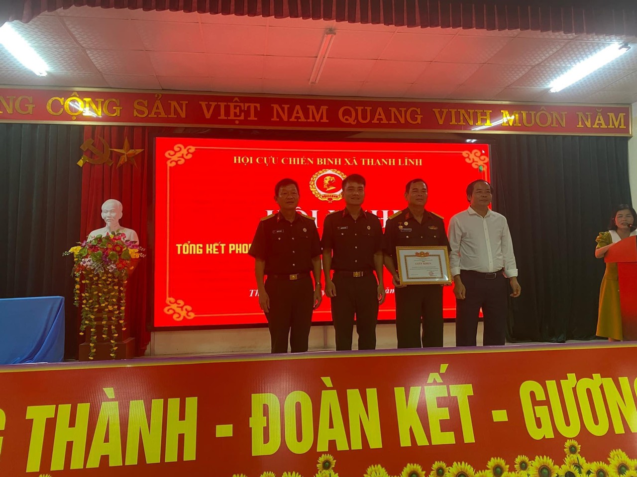 a hồng tặng tập thể