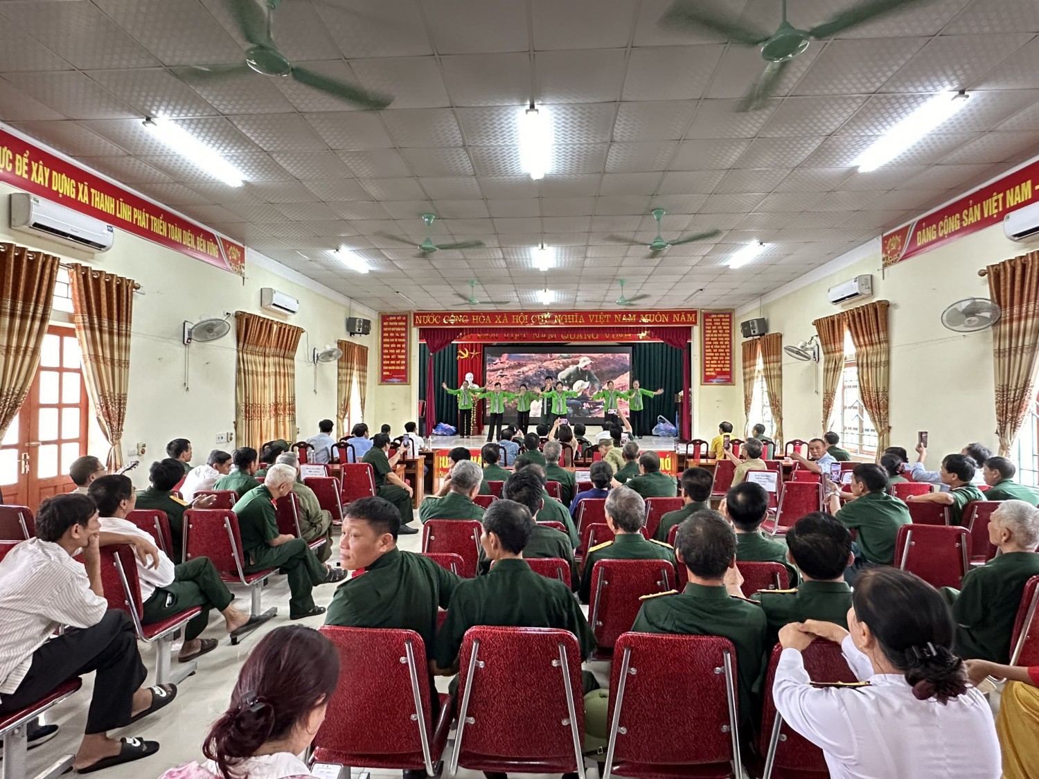 toàn cảnh