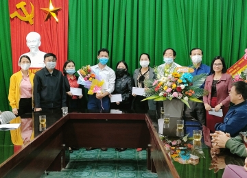 Lãnh đạo UBND xã tặng quà các trường học nhân ngày nhà giáo VN 20/11