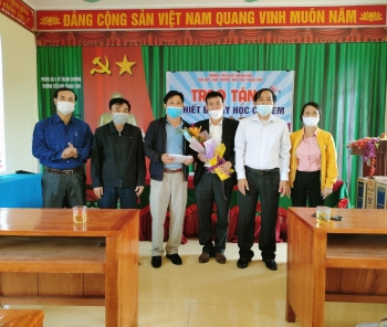 Tặng quà trường