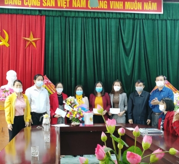 Tặng quà trường