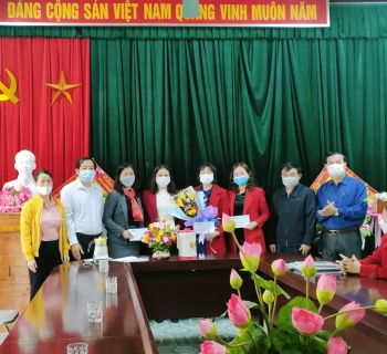 Tặng quà trường
